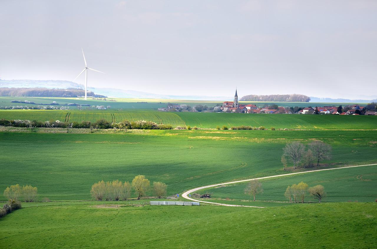 Windenergieanlage vor einem Dorf(Symbolbild)